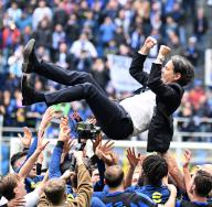 (240429) -- MILAN, April 29, 2024 (Xinhua) -- FC Inter\'s players lift head coach Simone Inzaghi after the serie A soccer match between FC Inter and Torino in Milan, Italy, April. 28, 2024. (Photo by Augusto Casasoli\/Xinhua) - Augusto Casasoli -\/\/CHINENOUVELLE_CHINE0055\/Credit:CHINE NOUVELLE\/SIPA