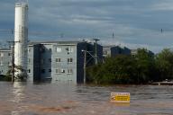 (240506) -- SCHARLAU, May 6, 2024 (Xinhua) -- This photo taken on May 5, 2024 shows a view of a flooded street in Scharlau, Sao Leopoldo, in the state of Rio Grande do Sul, Brazil. At least 75 people have died from severe storms that inundated large swaths of south Brazil\'s Rio Grande do Sul state since April 29, the Civil Defense agency said in its latest report released Sunday. (Photo by Claudia Martini\/Xinhua) - Claudia Martini -\/\/CHINENOUVELLE_08410105\/Credit:CHINE NOUVELLE\/SIPA
