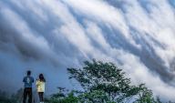 (240514) -- CHONGQING, May 14, 2024 (Xinhua) -- Tourists enjoy the scene of clouds streaming down the Jinfo Mountain in southwest China
