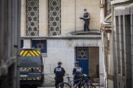 La police a boucle le quartier de la synagogue de Rouen ou un individu a lance un cocktail molotov dans la synagogue a 6h30 ce matin L