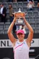 (240519) -- ROME, May 19, 2024 (Xinhua) -- Iga Swiatek poses for a photo with her trophy after winning the women