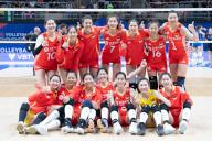 (240519) -- RIO DE JANEIRO, May 19, 2024 (Xinhua) -- Players of China pose for photos after winning the International Volleyball Federation (FIVB) Volleyball Nations League Women\