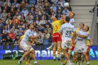 Duel in the air for the ball Reece HODGE (13) Aviron Bayonnais Rugby Pro - Mathieu ACEBES (11) USAP//SPORTSVISION_1306.00191/Credit:Coudert/Sportsvision/SIPA