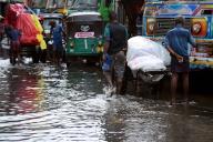 (240521) -- COLOMBO, May 21, 2024 (Xinhua) -- People wade through a waterlogged road in Colombo, Sri Lanka, May 21, 2024. Over 33,000 people in Sri Lanka remain affected by the adverse weather conditions, an official said on Tuesday. (Photo by Gayan Sameera/Xinhua) - Gayan Sameera -//CHINENOUVELLE_XxjpbeE007456_20240521_PEPFN0A001/Credit:CHINE NOUVELLE/SIPA
