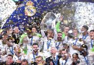 (240603) -- BEIJING, June 3, 2024 (Xinhua) -- Team members of Real Madrid celebrate with the trophy after winning the UEFA Champions League final match between Real Madrid and Borussia Dortmund in London, Britain, June 1, 2024. (Xinhua/Str) - Str -//CHINENOUVELLE_XxjpbeE007089_20240603_PEPFN0A001/Credit:CHINE NOUVELLE/SIPA