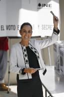 (240603) -- MEXICO CITY, June 3, 2024 (Xinhua) -- Claudia Sheinbaum displays her ballot before voting at a polling station in San Andres Totoltepec, in Mexico City, Mexico, June 2, 2024. Mexican climate scientist and former Mexico City mayor Claudia Sheinbaum celebrated her victory in Sunday