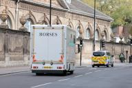 24\/04\/2024. London, UK. A military horse transport vehicle is seen returning to Buckingham Palace in Westminster where a serviceman has been injured. A number of Household Cavalry horses are currently on the loose. Photo credit: Ben Cawthra\/Sipa