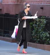 Actress Sarah Jessica Parker is walking on the street carry on a pizza and ice cream in The West Village, New York, NY on April 25, 2024. Photo by SIPA
