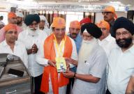 Gurugram, May 12, 2024 (ANI): Congress candidate from Gurugram seat Raj Babbar with party leaders being felicitated during his visit to pay obeisance at the Gurudwara, in Gurugram on Sunday. (ANI Photo via Hindustan Times\/Sipa USA