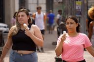 The city of Sao Paulo recorded, a maximum temperature of 31.7 degrees Celsius amid the heat wave, according to the National Institute of Meteorology (Inmet). This mark had not been reached since May 2001, when the thermometer also reached this level