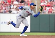 New York Mets shortstop Francisco Lindor gloves a line drive for an out on a ball hit by St. Louis Cardinals Masyn Winn in the second inning at Busch Stadium in St. Louis on Monday, May 6, 2024. Photo by Bill Greenblatt