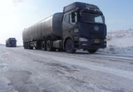 (121113) -- HOHHOT, Nov.13, 2012 (Xinhua) -- Vehicles move on an ice-coated highway in north China
