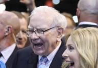 (180505) -- OMAHA (U.S.), May 5, 2018 (Xinhua) -- U.S. billionaire investor Warren Buffett (C), chairman and CEO of Berkshire Hathaway, visits an exhibition on his invested companies before the Berkshire Hathaway