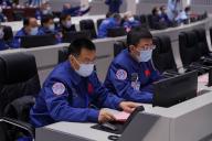 (221130) -- JIUQUAN, Nov. 30, 2022 (Xinhua) -- Technical personnel monitor China