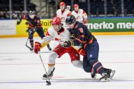 (240428) -- VILNIUS, April 28, 2024 (Xinhua) -- China\'s forwarder Yan Juncheng (L) vies with the Netherlands\' forwarder Jonne de Bonth during the match between China and the Netherlands at the 2024 IIHF Ice Hockey World Championship Division I-B in Vilnius, Lithuania, April 27, 2024. (Photo by Alfredas Pliadis\/Xinhua