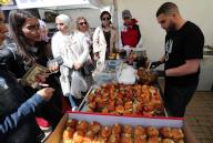 (240502) -- ALGIERS, May 2, 2024 (Xinhua) -- A chef prepares food during a street food festival in Algiers, Algeria, on May 2, 2024. (Xinhua
