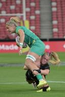 (240504) -- SINGAPORE, May 4, 2024 (Xinhua) -- Ireland\'s Erin King (Front) fights for the ball with New Zealand\'s Jorja Miller during the women\'s Pool A match at the HSBC Rugby Sevens tournament held in Singapore, May 3, 2024. (Photo by Xin Jiapo\/Xinhua