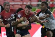 (240504) -- SINGAPORE, May 4, 2024 (Xinhua) -- Great Britain\'s Max McFarland (C) fights for the ball during the men\'s Pool C match against Fiji at the HSBC Rugby Sevens tournament held in Singapore, May 3, 2024. (Photo by Then Chih Wey\/Xinhua