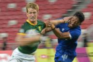 (240504) -- SINGAPORE, May 4, 2024 (Xinhua) -- South Africa\'s player Christie Grobbelaar (L) fights for the ball with Samoa\'s player Daniel Patelesio during the men\'s Pool B match at the HSBC Rugby Sevens tournament held in Singapore, May 3, 2024. (Photo by Then Chih Wey\/Xinhua