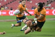 (240504) -- SINGAPORE, May 4, 2024 (Xinhua) -- Australia\'s Dietrich Roache (R) passes the ball during the men\'s Pool A match against Canada at the HSBC Rugby Sevens tournament held in Singapore, May 3, 2024. (Photo by Then Chih Wey\/Xinhua