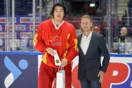 (240504) -- VILNIUS, May 4, 2024 (Xinhua) -- China\'s Yan Ruinan (L) receives the trophy of the Best Player of the Game in team China after the group B match between China and Estonia at the 2024 IIHF Ice Hockey World Championship Division I in Vilnius, Lithuania, May 3, 2024. (Photo by Alfredas Pliadis\/Xinhua