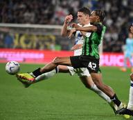 (240505) -- REGGIO EMILIA, May 5, 2024 (Xinhua) -- FC Inter\'s Benjamin Pavard (L) vies with Sassuolo\'s Armand Lauriente during a Serie A football match between Sassuolo and FC Inter in Reggio Emilia, Italy, May 4, 2024. (Photo by Augusto Casasoli\/Xinhua