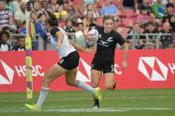 (240505) -- SINGAPORE, May 5, 2024 (Xinhua) -- New Zealand\'s Michaela Blyde (R) runs with the ball to score a try during the women\'s semi-finals between New Zealand and Fiji at the HSBC Rugby Sevens tournament held in Singapore, on May 5, 2024. (Photo by Then Chih Wey\/Xinhua