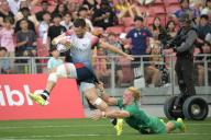 (240505) -- SINGAPORE, May 5, 2024 (Xinhua) -- Britain\'s Alex Davis (L) vies with Ireland\'s Connor O\'Sullivan during the men\'s semi-finals between Ireland and Britain at the HSBC Rugby Sevens tournament held in Singapore, on May 5, 2024. (Photo by Then Chih Wey\/Xinhua