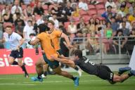 (240505) -- SINGAPORE, May 5, 2024 (Xinhua) -- New Zealand\'s Andrew Knewstubb (R) fights for the ball with Australia\'s Dietrich Roache during the men\'s semi-finals between New Zealand and Australia at the HSBC Rugby Sevens tournament held in Singapore, on May 5, 2024. (Photo by Then Chih Wey\/Xinhua