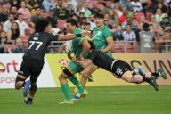 (240505) -- SINGAPORE, May 5, 2024 (Xinhua) -- Ireland\'s Jordan Conroy (2nd L) fights for the ball with New Zealand\'s Kitiona Vai (1st L) and Leroy Carter (3rd L) during the men\'s cup final match between New Zealand and Ireland at the HSBC Rugby Sevens tournament held in Singapore, on May 5, 2024. (Photo by Then Chih Wey\/Xinhua