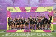 (240505) -- SINGAPORE, May 5, 2024 (Xinhua) -- New Zealand\'s men\'s team (R) and women\'s team celebrate on the podium after winning their cup final matches respectively at the HSBC Rugby Sevens tournament held in Singapore\'s National Stadium on May 5, 2024. (Photo by Then Chih Wey\/Xinhua