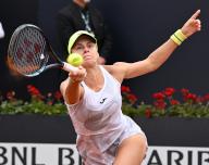 (240509) -- ROME, May 9, 2024 (Xinhua) -- Magda Linette of Poland competes during the women\'s singles 1st round match against Zhu Lin of China at the WTA Italian Open in Rome, Italy, May 8, 2024. (Photo by Alberto Lingria\/Xinhua