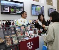 (240509) -- SEOUL, May 9, 2024 (Xinhua) -- Exhibitors from China