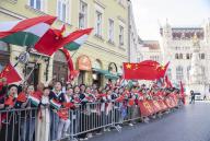 (240510) -- BUDAPEST, May 10, 2024 (Xinhua) -- People bid farewell to Chinese President Xi Jinping in Budapest, Hungary, May 10, 2024. Chinese President Xi Jinping left Budapest on Friday after paying state visit to Hungary. (Xinhua/Zhang Fan