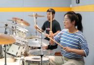 (240511) -- ZIBO, May 11, 2024 (Xinhua) -- Young people learn drum playing at a night school in Zhangdian District of Zibo City, east China