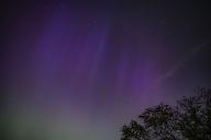 (240511) -- LONDON, May 11, 2024 (Xinhua) -- This photo taken on May 11, 2024 shows the northern lights over a suburb in London, Britain. (Photo by Stephen Chung/Xinhua