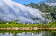 (240514) -- CHONGQING, May 14, 2024 (Xinhua) -- Tourists enjoy the scene of clouds streaming down the Jinfo Mountain in southwest China