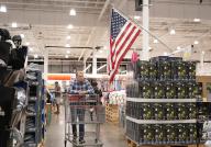 (240516) -- FOSTER CITY, May 16, 2024 (Xinhua) -- Customers select goods at a supermarket in Foster City, California, the United States, May 15, 2024. According to the Labor Department