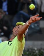 (240518) -- ROME, May 18, 2024 (Xinhua) -- Tommy Paul serves during the men