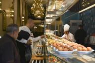 (240518) -- ISTANBUL, May 18, 2024 (Xinhua) -- Customers select food at a restaurant in Istanbul, T¨¹rkiye, May 14, 2024. TO GO WITH "Roundup: Coveted Michelin-starred restaurants fuel surge in culinary tourism in T¨¹rkiye" (Photo by Safar Rajabov\/Xinhua