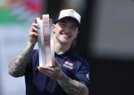 (240518) -- SHANGHAI, May 18, 2024 (Xinhua) -- Darren David Kieran Reilly reacts during the trophy ceremony after the Cycling BMX Freestyle Men