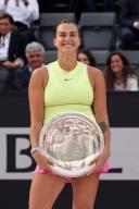 (240519) -- ROME, May 19, 2024 (Xinhua) -- Aryna Sabalenka poses for a photo after the women
