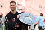 (240519) -- LEVERKUSEN, May 19, 2024 (Xinhua) -- Xabi Alonso, head coach of Bayer 04 Leverkusen, holds the trophy during the celebration for winning the title of German first division Bundesliga in Leverkusen, Germany, May 18, 2024. (Photo by Ulrich Hufnagel\/Xinhua