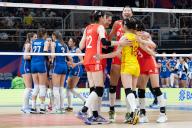 (240519) -- RIO DE JANEIRO, May 19, 2024 (Xinhua) -- Players of China celebrate during the International Volleyball Federation (FIVB) Volleyball Nations League Women