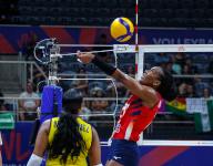 (240519) -- RIO DE JANEIRO, May 19, 2024 (Xinhua) -- Martinez-Caro (R) of Dominican Republic saves a ball during the International Volleyball Federation (FIVB) Volleyball Nations League Women