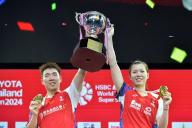 (240519) -- BANGKOK, May 19, 2024 (Xinhua) -- Guo Xinwa (L)/Chen Fanghui of China pose with the trophy after winning the mixed doubles final against Dechapol Puavaranukroh/Sapsiree Taerattanachai of Thailand at the Thailand Open 2024 in Bangkok, Thailand, May 19, 2024. (Xinhua/Rachen Sageamsak