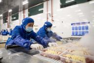 (240519) -- YIYANG, May 19, 2024 (Xinhua) -- Staff members work at a crayfish workshop of a food company in Nanxian County in Yiyang, central China