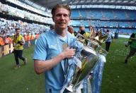 (240520) -- MANCHESTER, May 20, 2024 (Xinhua) -- Kevin De Bruyne of Manchester City celebrates with the Premier League trophy after the English Premier League football match between Manchester City and West Ham United in Manchester, Britain, on May 19, 2024. (Xinhua