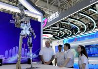 (240523) -- FUZHOU, May 23, 2024 (Xinhua) -- Visitors watch the demonstration of a bionic robot at the on-site experience area for the 7th Digital China Summit in Fuzhou, southeast China