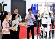 (240524) -- FUZHOU, May 24, 2024 (Xinhua) -- People view a robot at the hand-on experience area during the 7th Digital China Summit in Fuzhou, southeast China